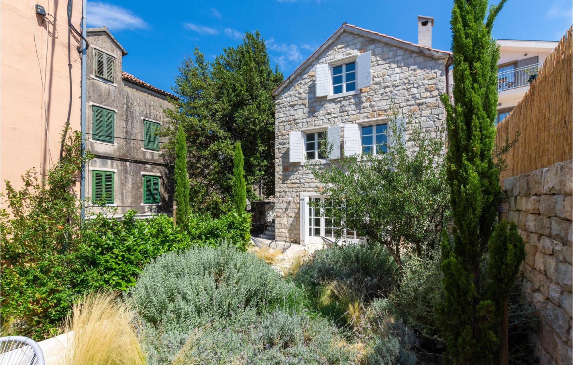 Stunning In With Outdoor Swimming Pool Casa vacanze